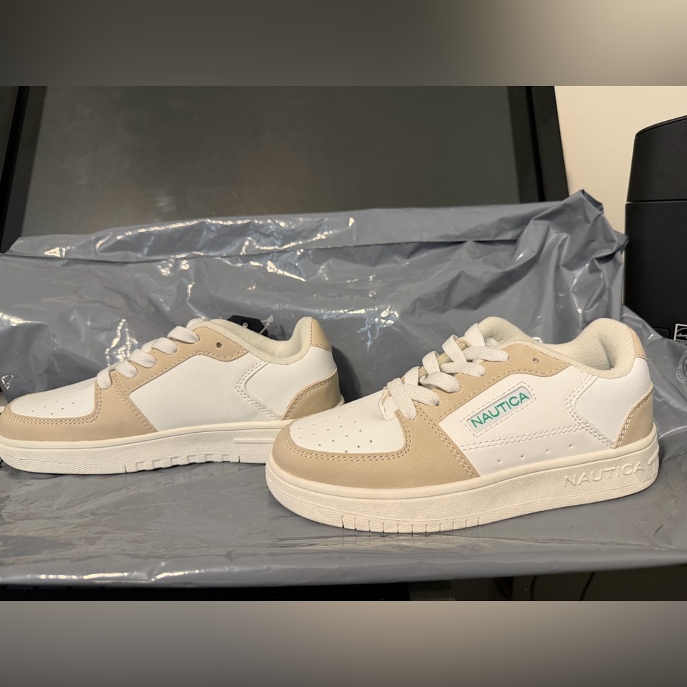 Nautica Kids Sneakers in White and Tan